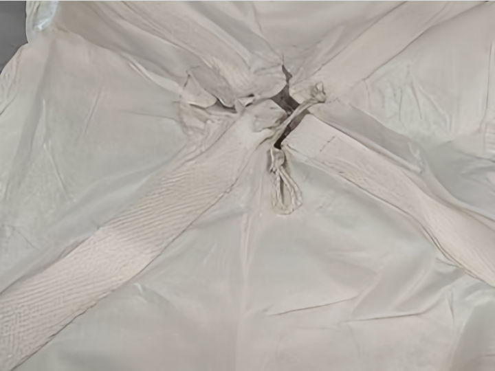 What are the characteristics of the four-hang upper and lower small material ports different from ordinary weighing bags?
